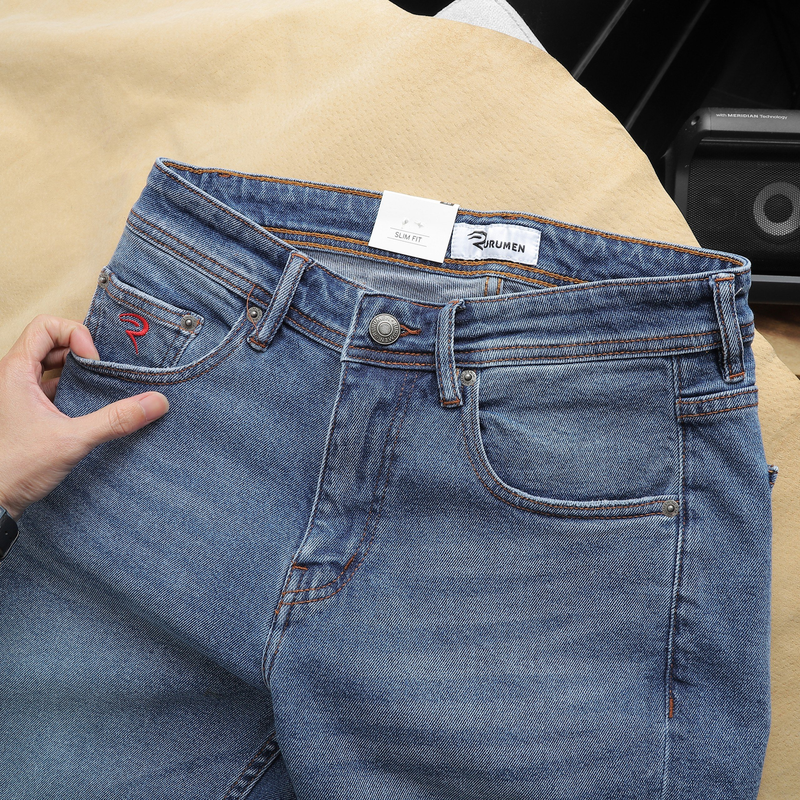 Cận cảnh phần cạp và bề mặt jean màu xanh