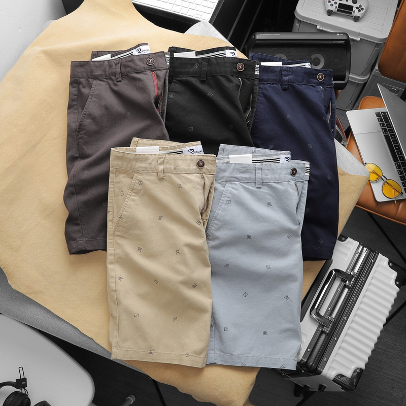 Tổng thể quần short nam tông trung tính, dễ phối hằng ngày
