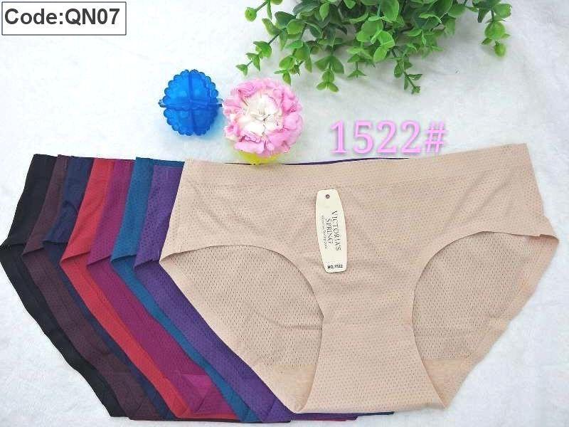 Cận cảnh bề mặt thông hơi và dáng quần trơn gọn.