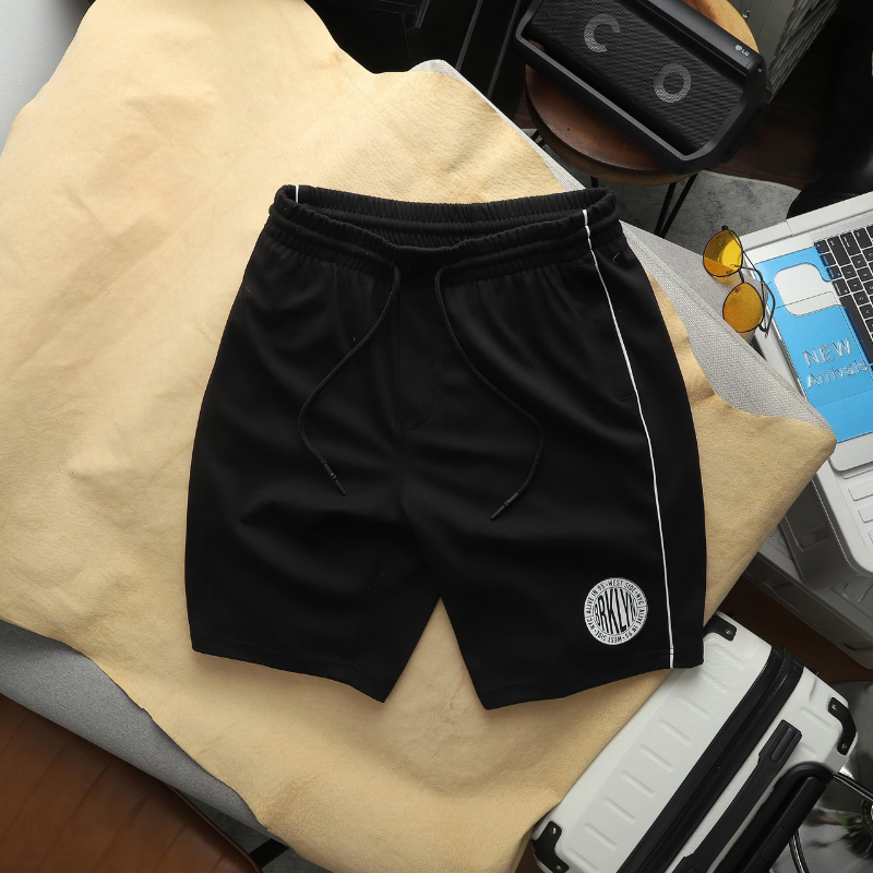 Phiên bản màu đen với phom short gọn và line dọc hai bên
