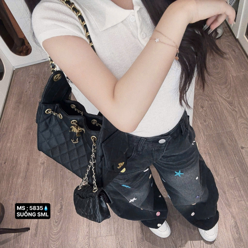 Cận cảnh họa tiết thêu và phom quần từ góc nhìn trên