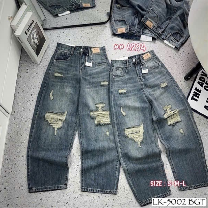 Mẫu wash xanh sáng với phom ống rộng và điểm nhấn rách