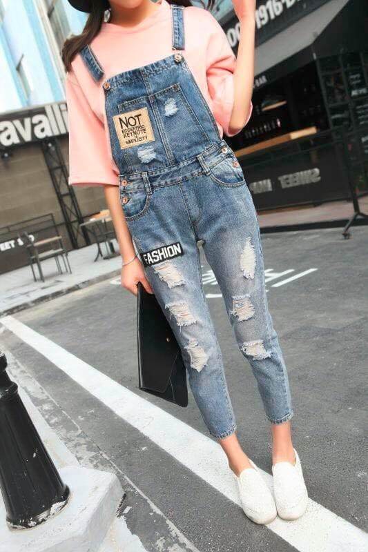 Những chiếc yếm jean lửng giúp bạn ăn gian được không chỉ “chiều cao” mà còn cả “chiều ngang” nữa đấy.