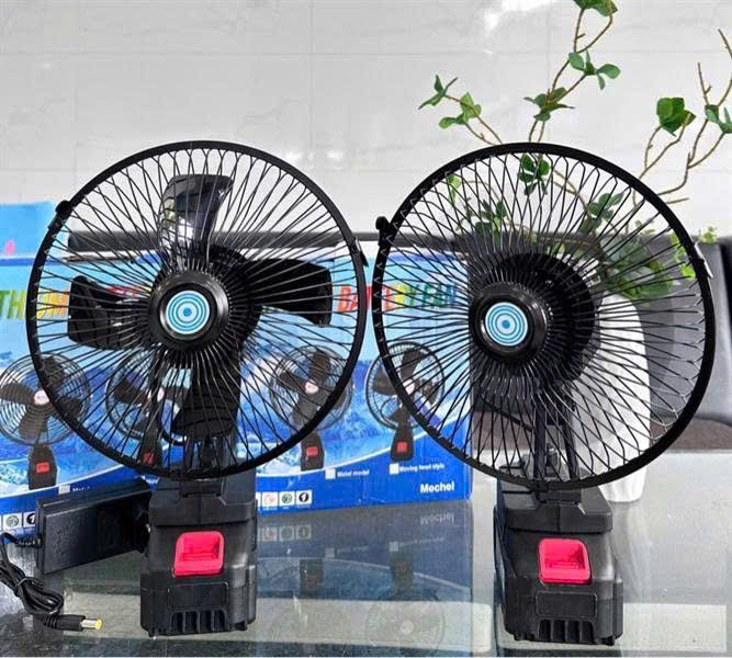 Bộ nguồn đi kèm đặt cạnh quạt trong ảnh minh họa