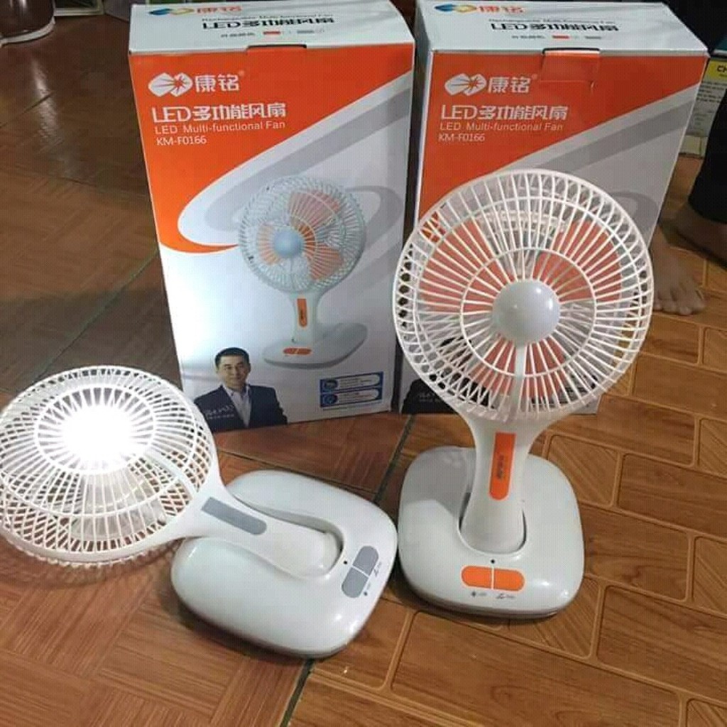 Bộ sản phẩm quạt tích điện và đèn LED đi kèm trên thân máy
