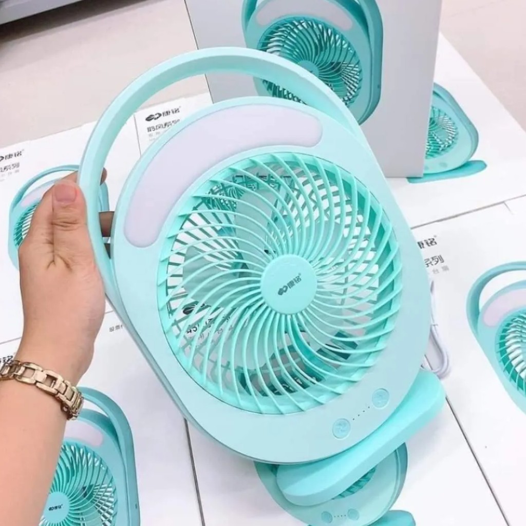 Mặt trước quạt màu xanh với chi tiết nút điều khiển