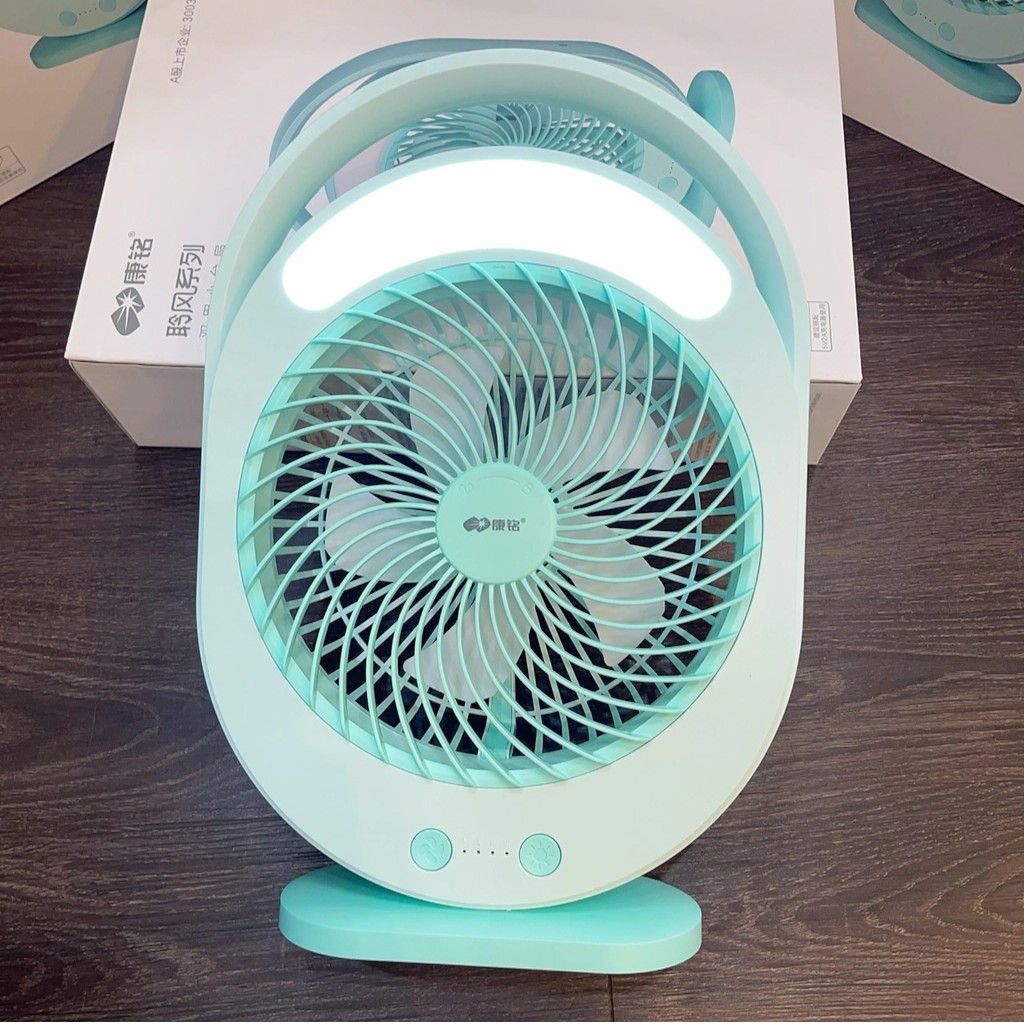 Quạt đang sáng đèn LED và đặt trên mặt bàn
