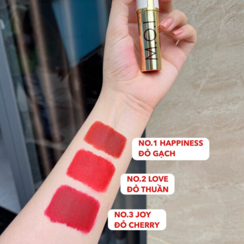 Swatch trên tay ghi rõ No.1 Happiness, No.2 Love và No.3 Joy.