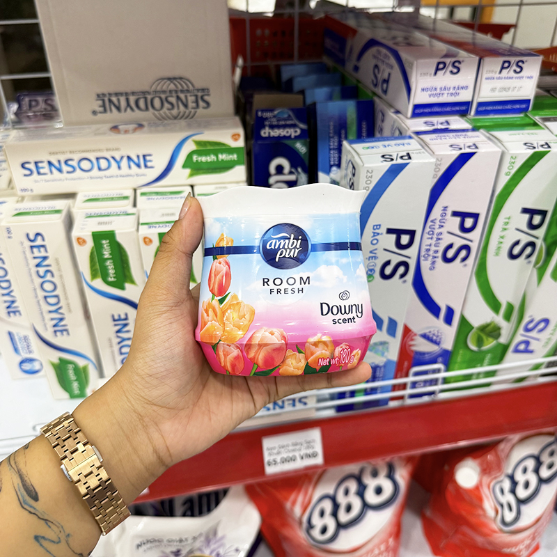 Mặt trước hũ sáp thơm với tên dòng Downy Scent