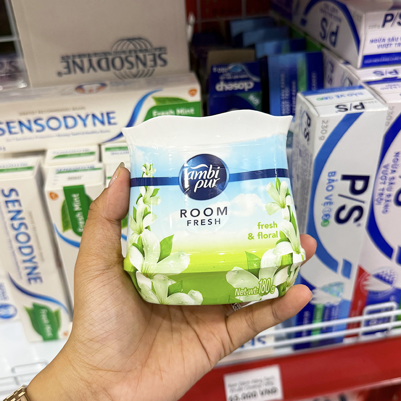 Mặt trước sản phẩm với tên dòng Room Fresh và khối lượng 180g