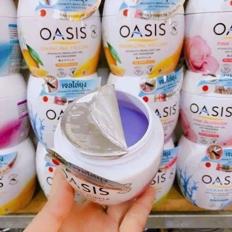 Hũ sáp đang mở nắp để thấy phần gel bên trong