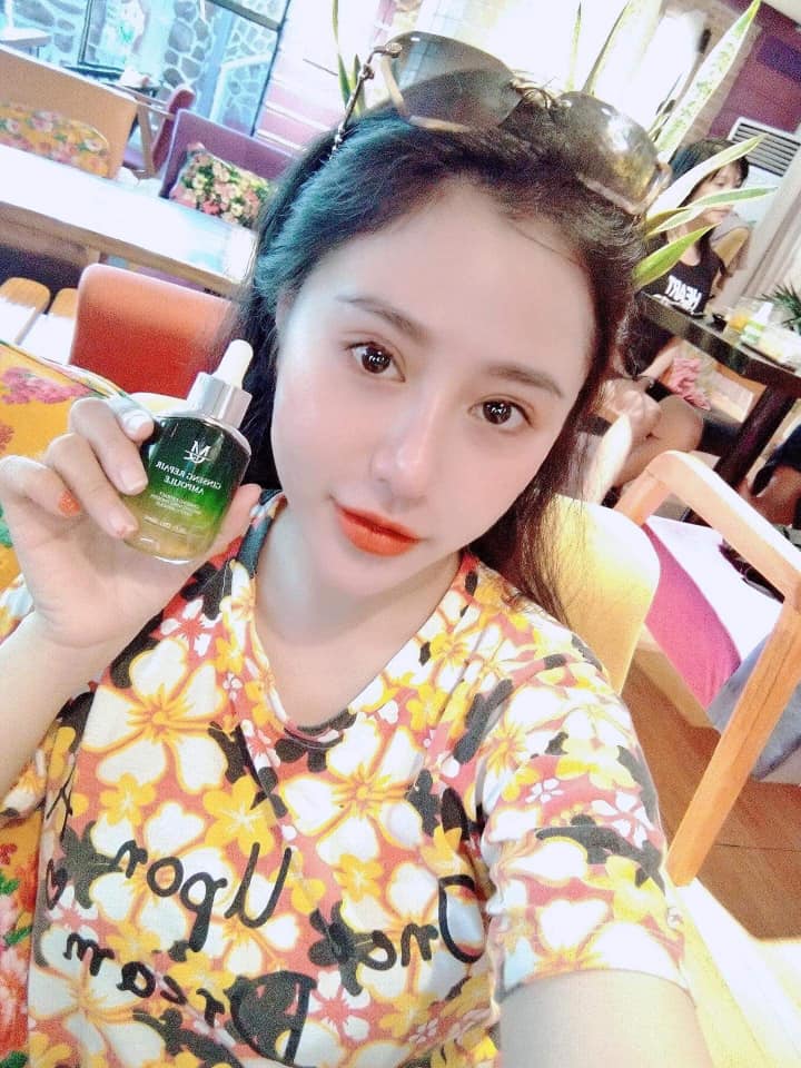 Minh họa cầm chai serum khi sử dụng hằng ngày.