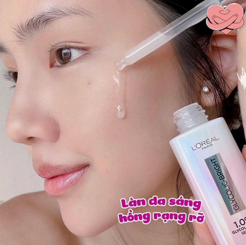 Ống nhỏ giọt lấy serum và thoa lên vùng má.