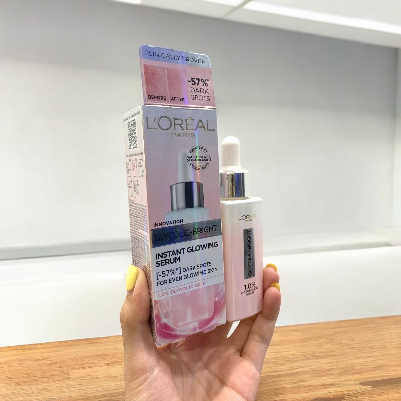 Hộp và chai đặt cạnh nhau, thấy rõ tên Instant Glowing Serum và 1.0%