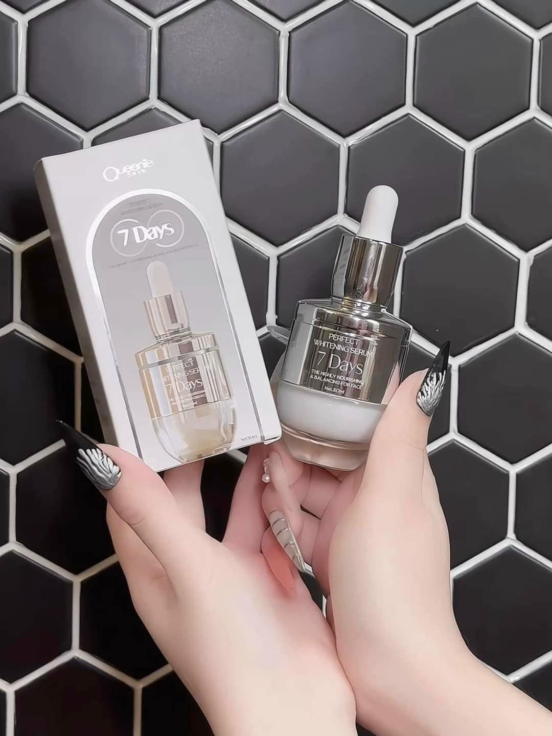 Cận cảnh chai serum và bao bì