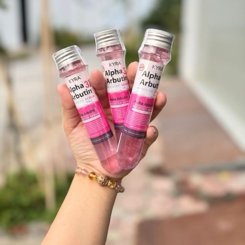 Cận cảnh ba chai serum cầm trên tay để thấy rõ thiết kế