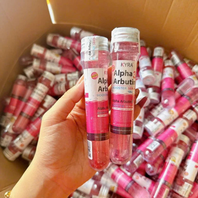 Nhiều chai serum cùng kiểu dáng và màu sắc đặc trưng