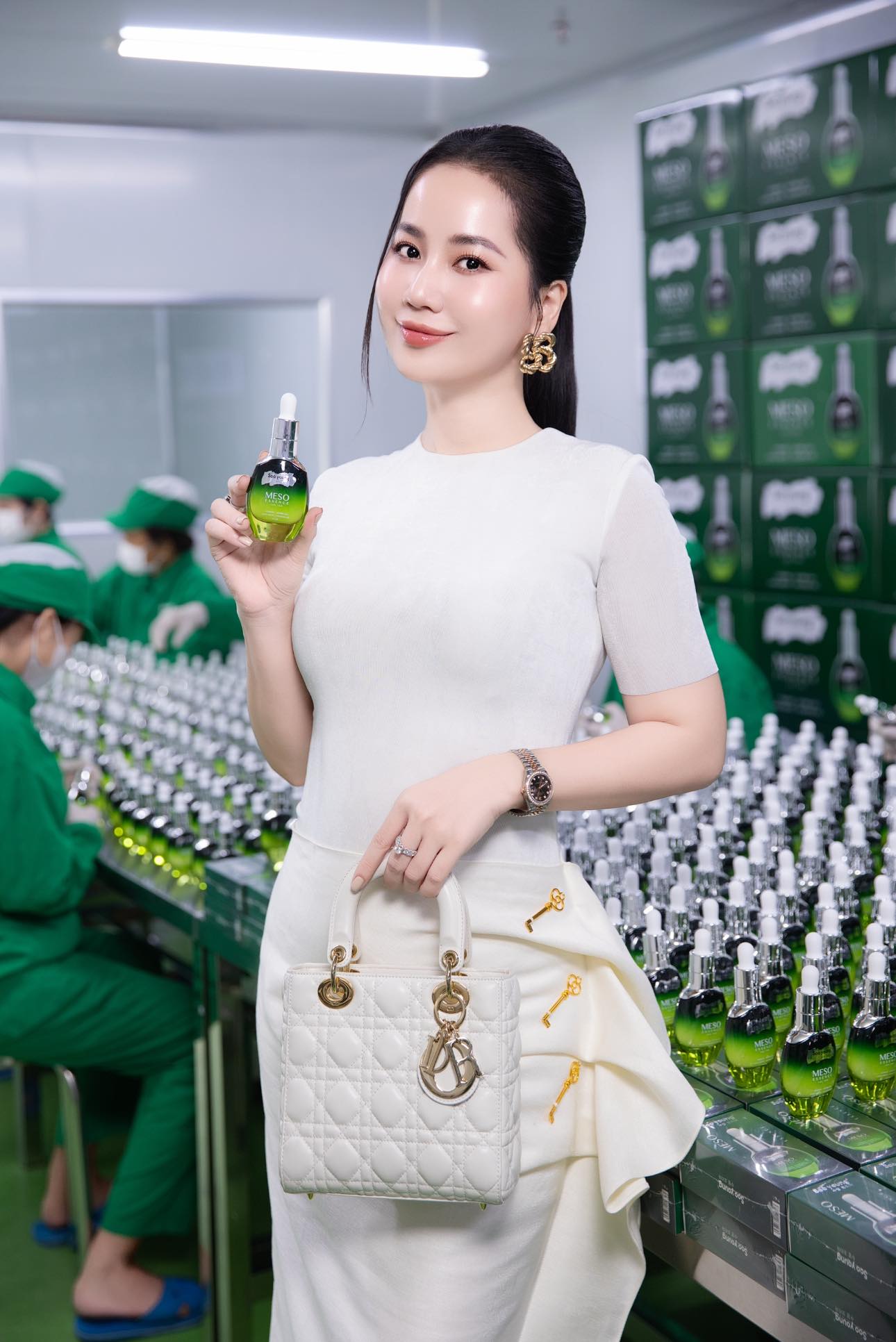 Thiết kế chai nhỏ giọt tông xanh đặc trưng của sản phẩm
