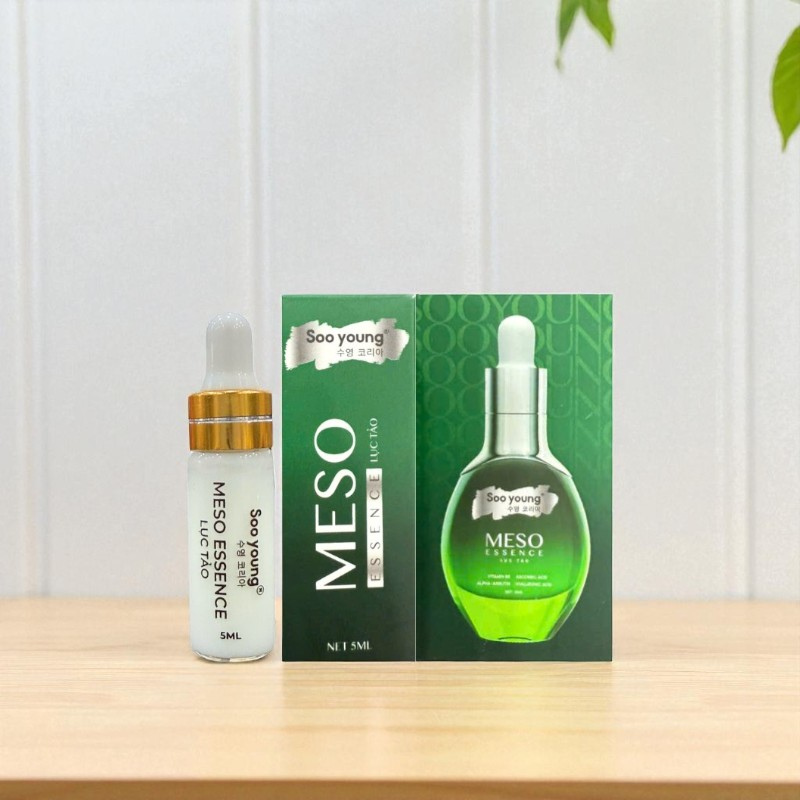 Ảnh sản phẩm trong không gian sáng, thấy rõ thiết kế chai mini 5ml