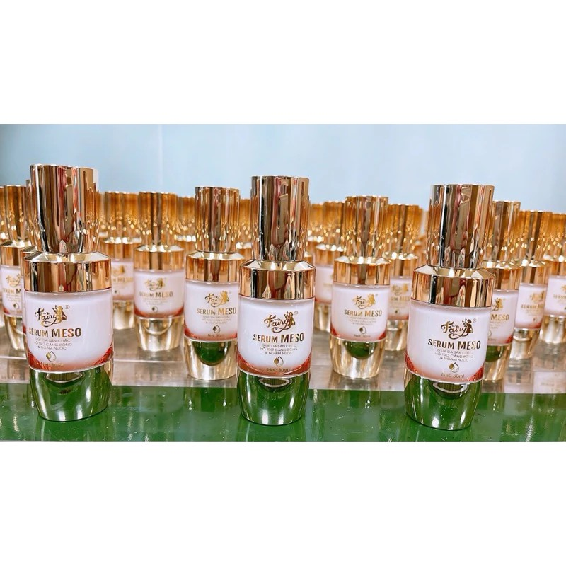 Cận cảnh nhiều chai serum cùng thiết kế bao bì