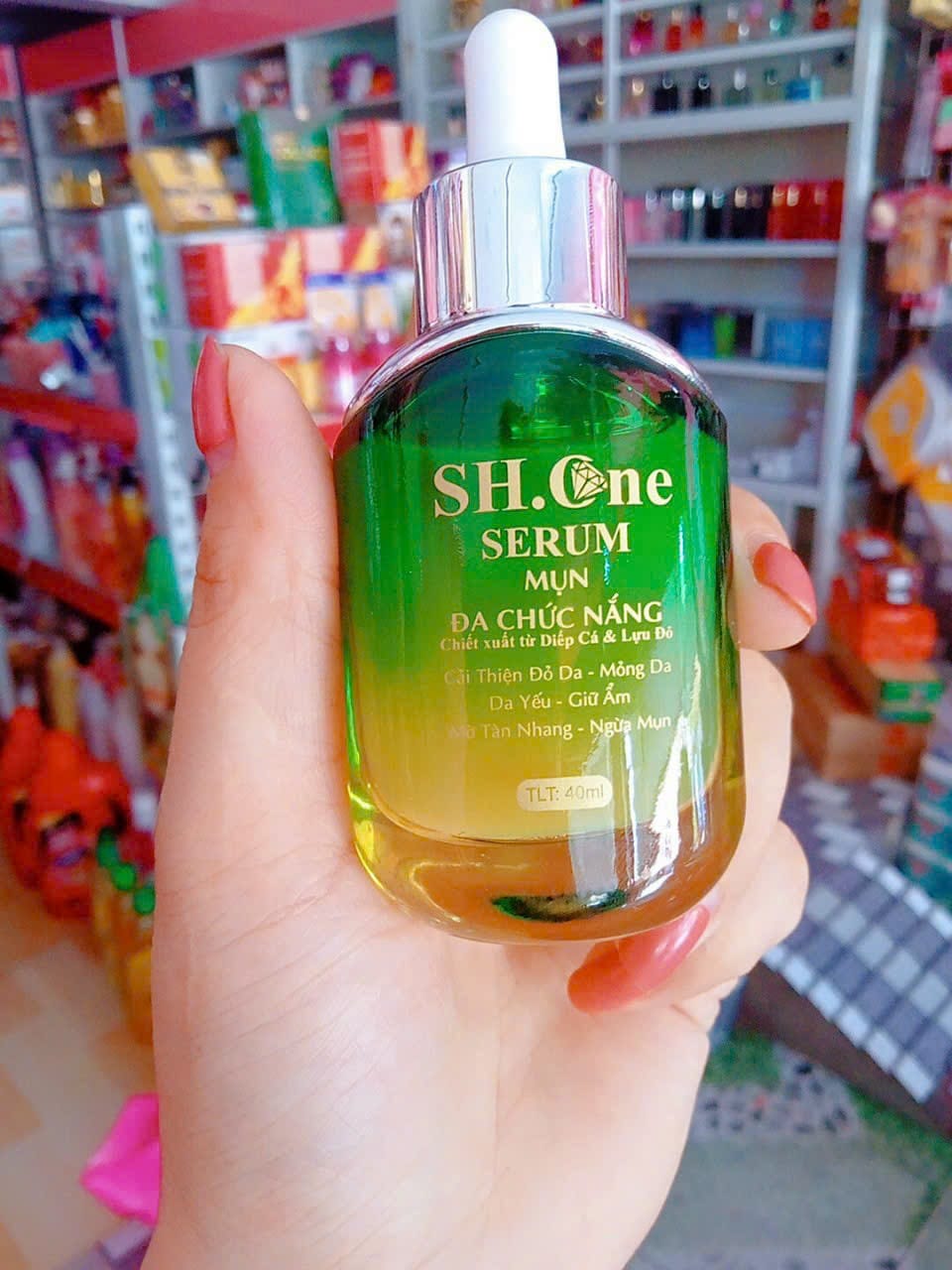 Cận cảnh chai nhỏ giọt SH.One serum mụn đa chức năng