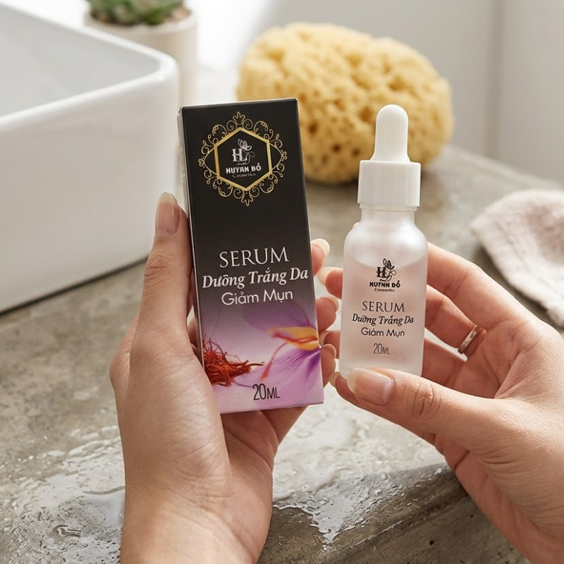 Gợi ý thao tác cầm sản phẩm để chấm tinh chất lên nốt mụn