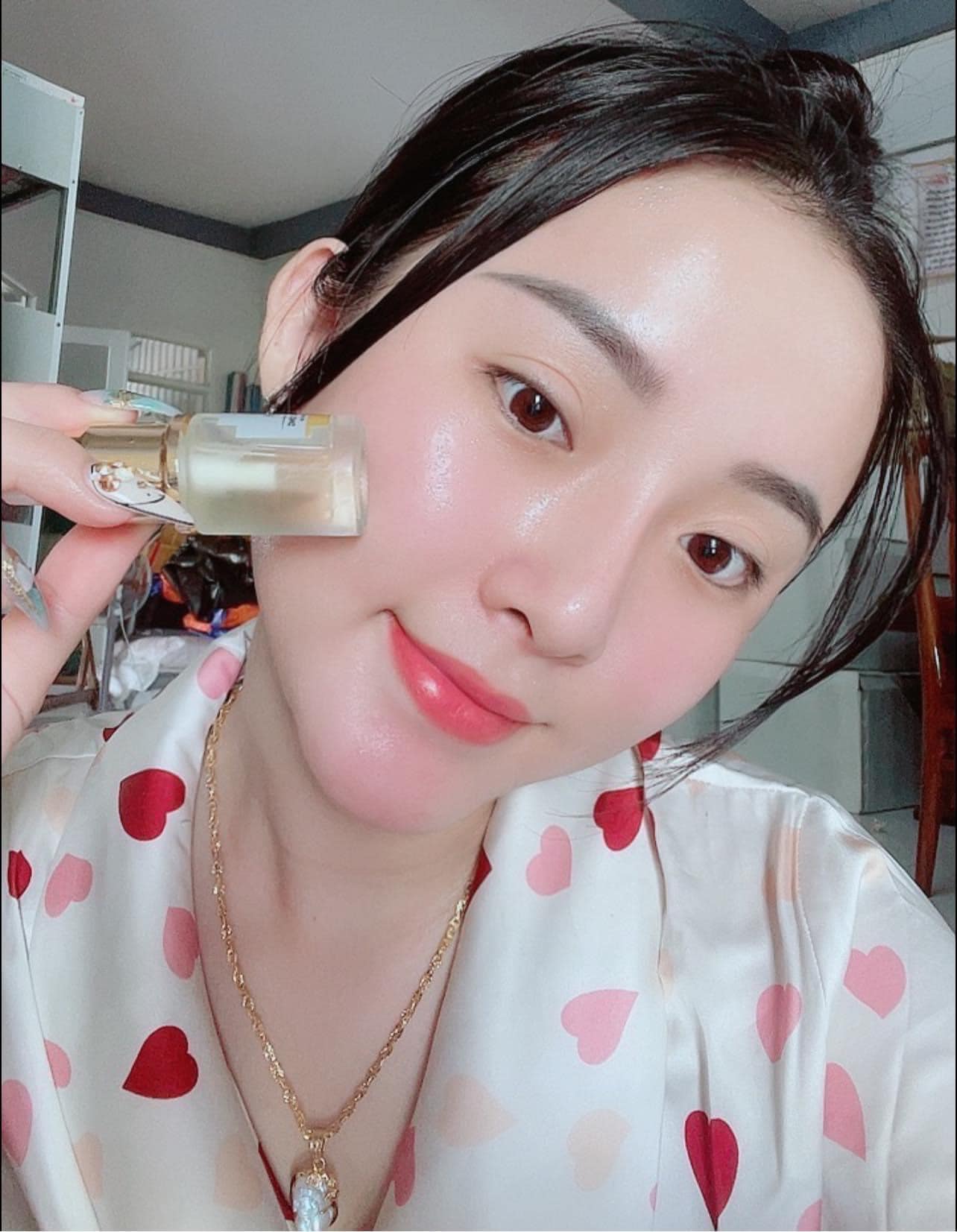 Ảnh minh họa sử dụng serum trong routine chăm sóc da