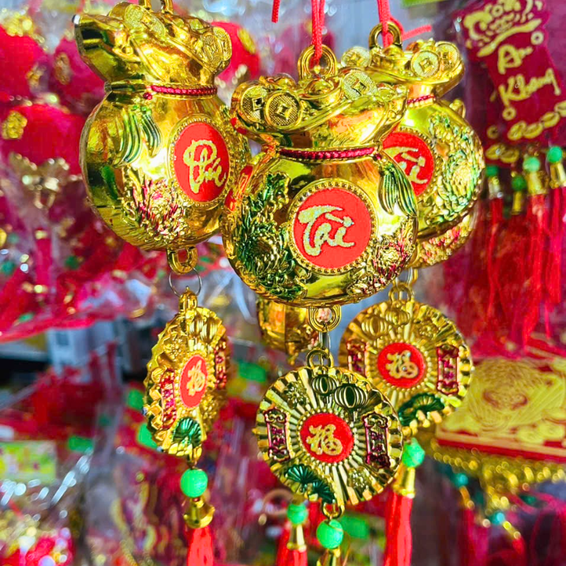 Cận cảnh túi tiền vàng, đồng tiền trang trí và tua rua đỏ