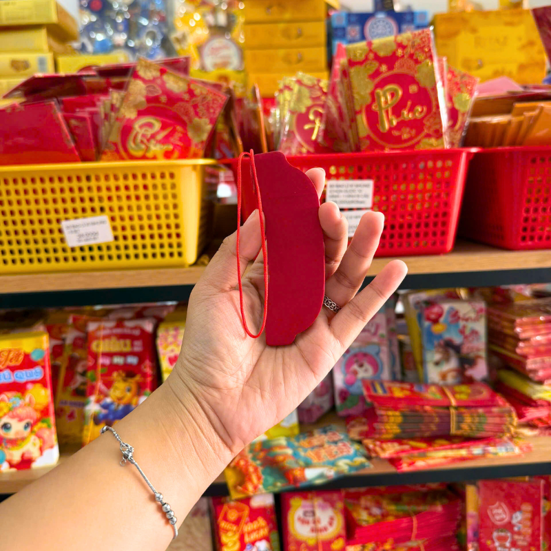 Dạng gấp mỏng kèm dây treo, thuận tiện mang theo và treo lên nhanh