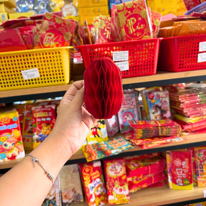 Lồng đèn màu đỏ khi đã mở phom, tạo hiệu ứng xếp lớp đẹp mắt