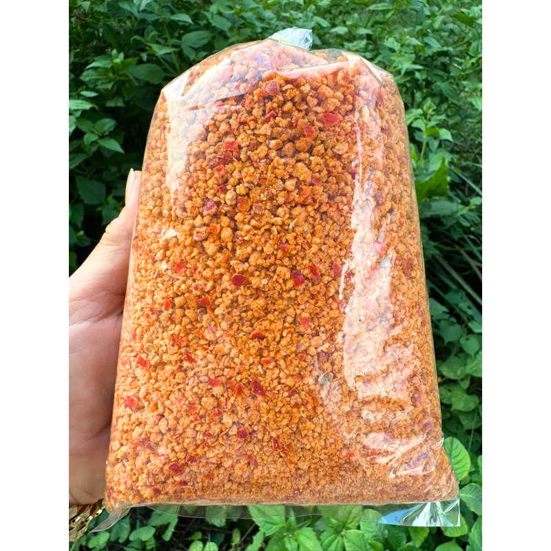 Một bịch muối dạng hạt với màu cam đỏ đậm vị