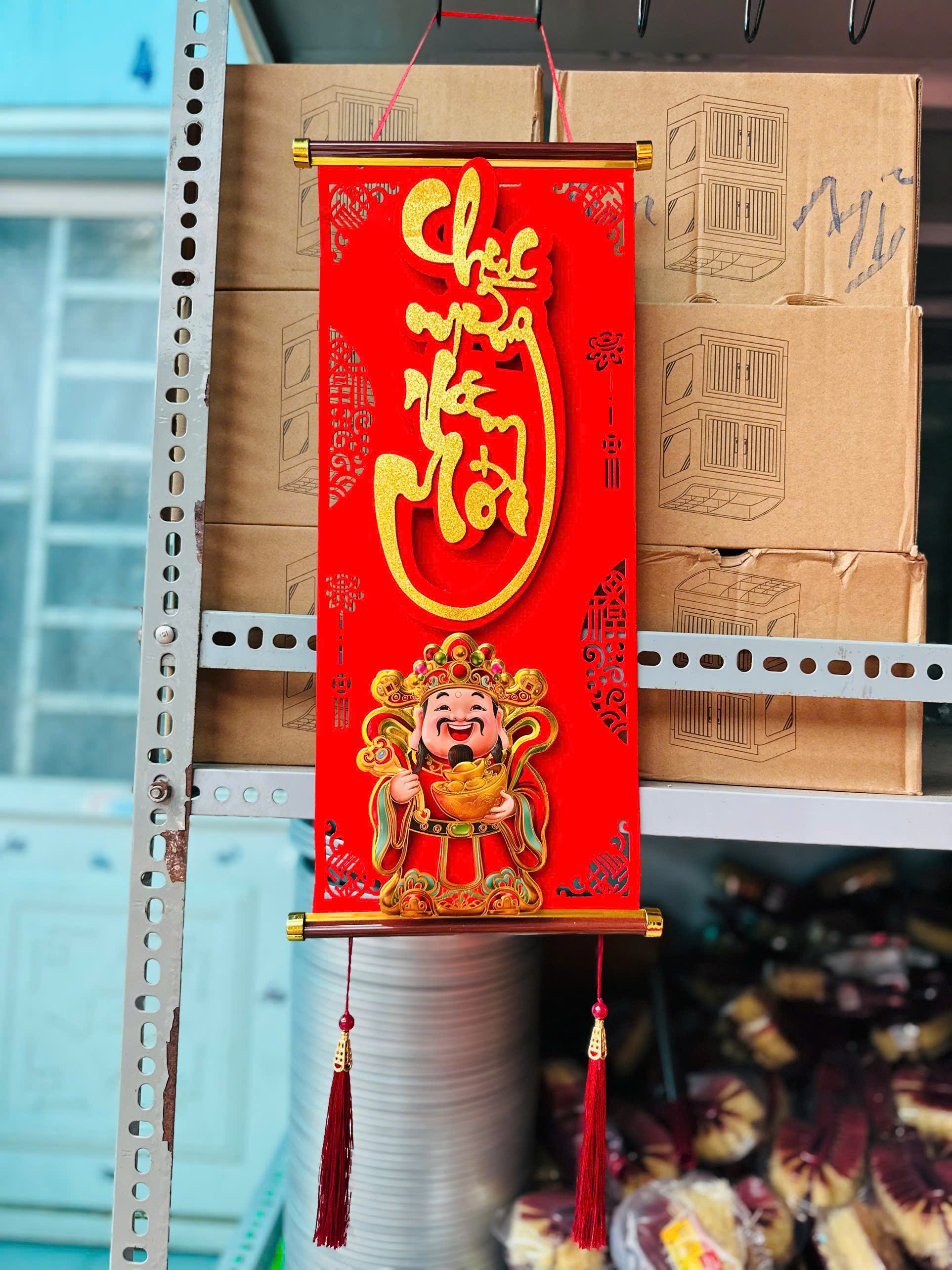 Cận cảnh bố cục chữ trang trí, nẹp đầu và tua rua đỏ