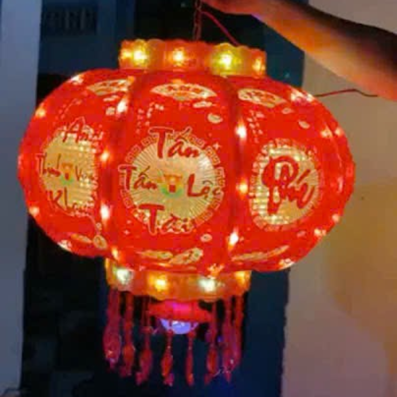 Cận cảnh lồng đèn khi lên sáng với chi tiết chữ và tua rủ