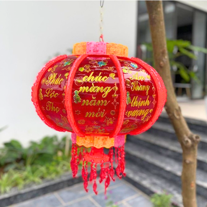 Cận cảnh họa tiết chữ vàng và tua rủ trang trí