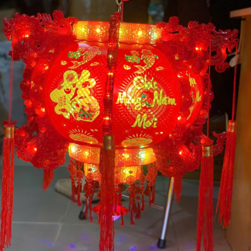 Lồng đèn phát sáng rõ trong không gian buổi tối