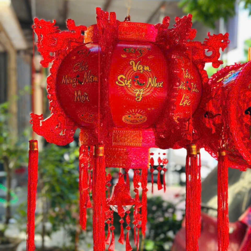 Cận cảnh chữ chúc Tết và tua rua trang trí