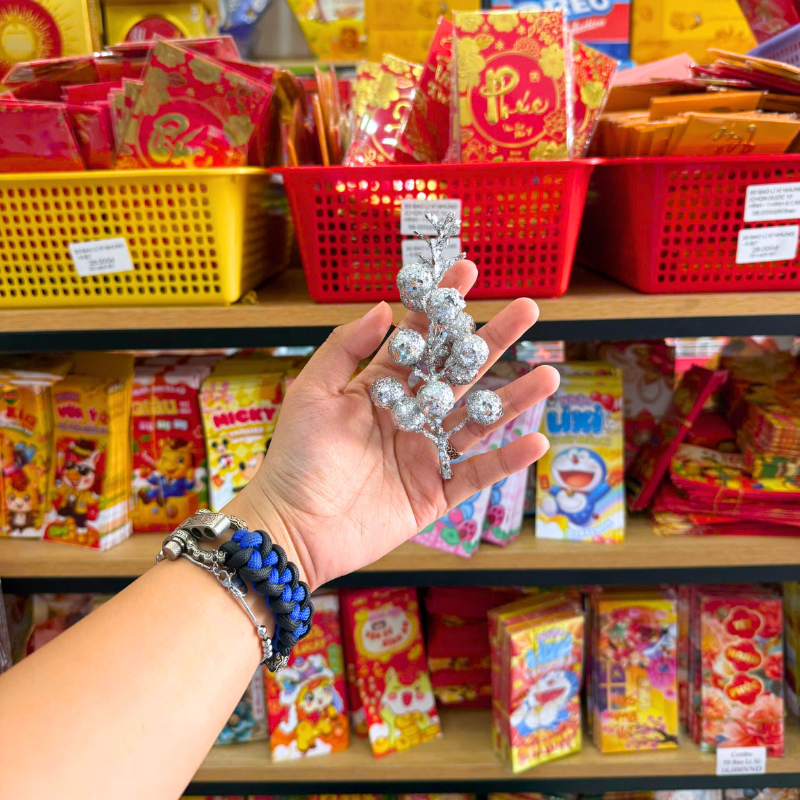 Kiểu dáng nhánh nhỏ gọn dễ phối vào bình hoặc tiểu cảnh