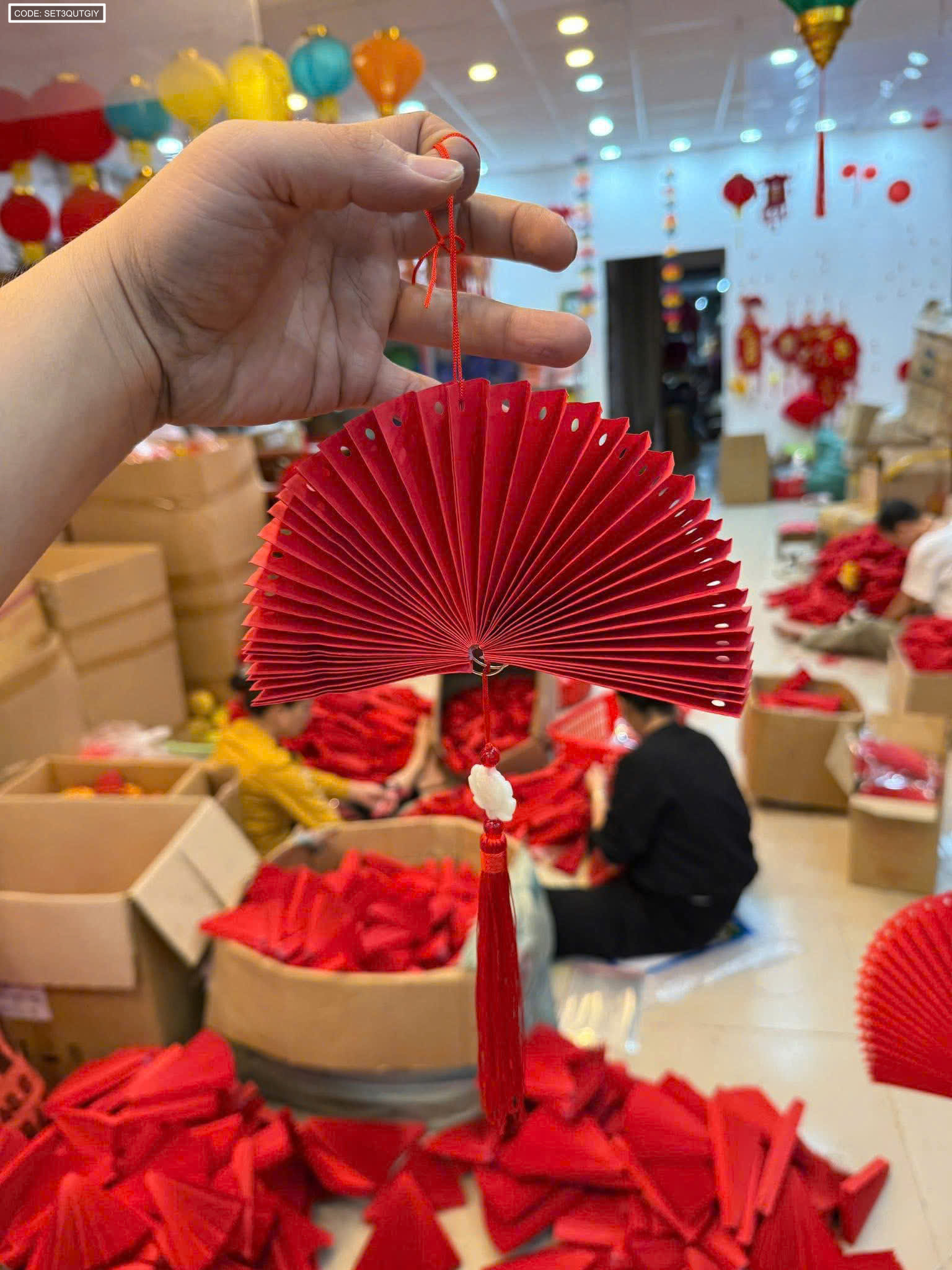 Dáng quạt sau khi mở và treo bằng dây sẵn có