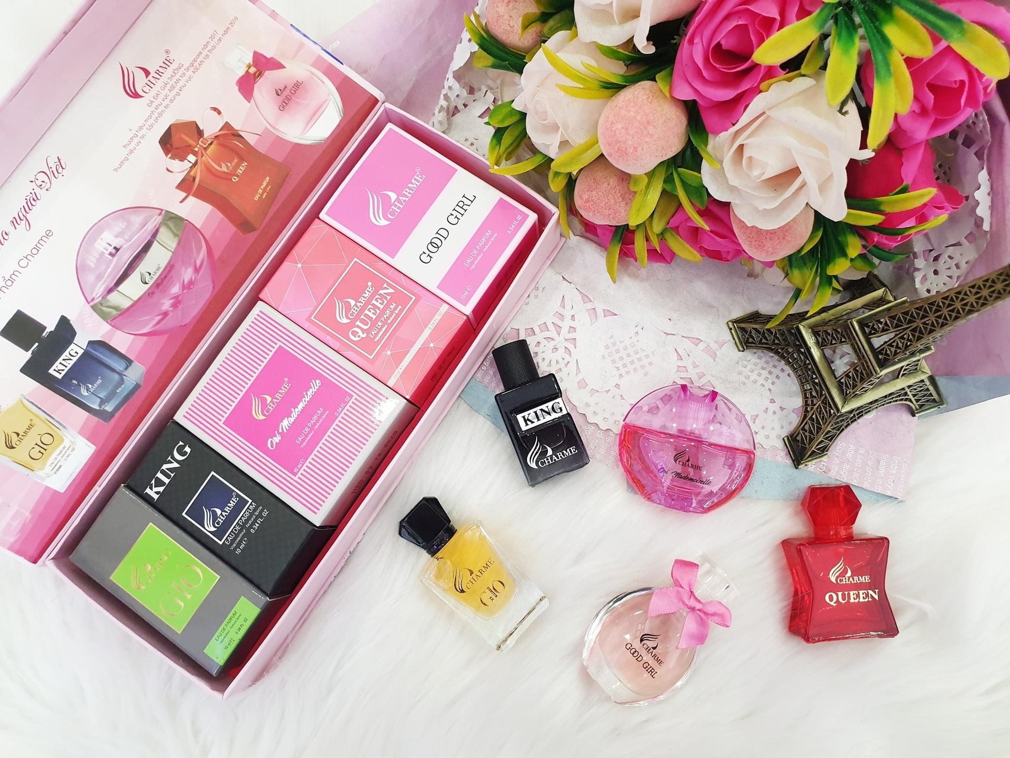 Thiết kế 5 chai mini đặt trong hộp tông hồng gọn gàng, phù hợp làm quà tặng