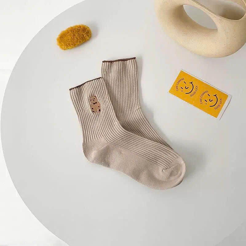 Một mẫu màu sáng trong set với kiểu cổ cao ôm gọn