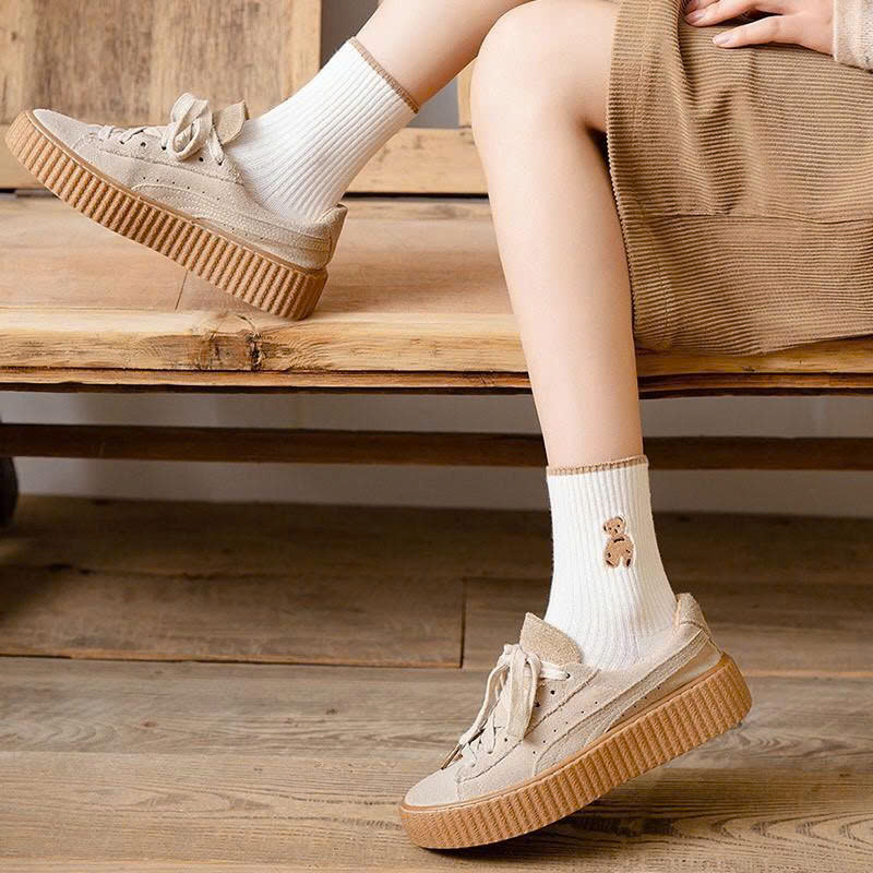 Gợi ý phối tất cổ cao cùng giày sneaker hằng ngày