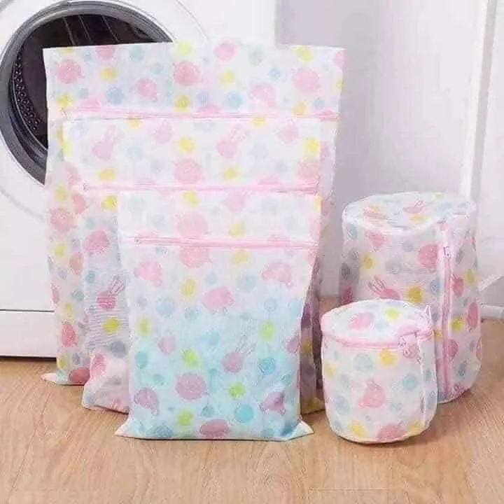 Bộ túi lưới với nhiều size khi đặt cạnh máy giặt