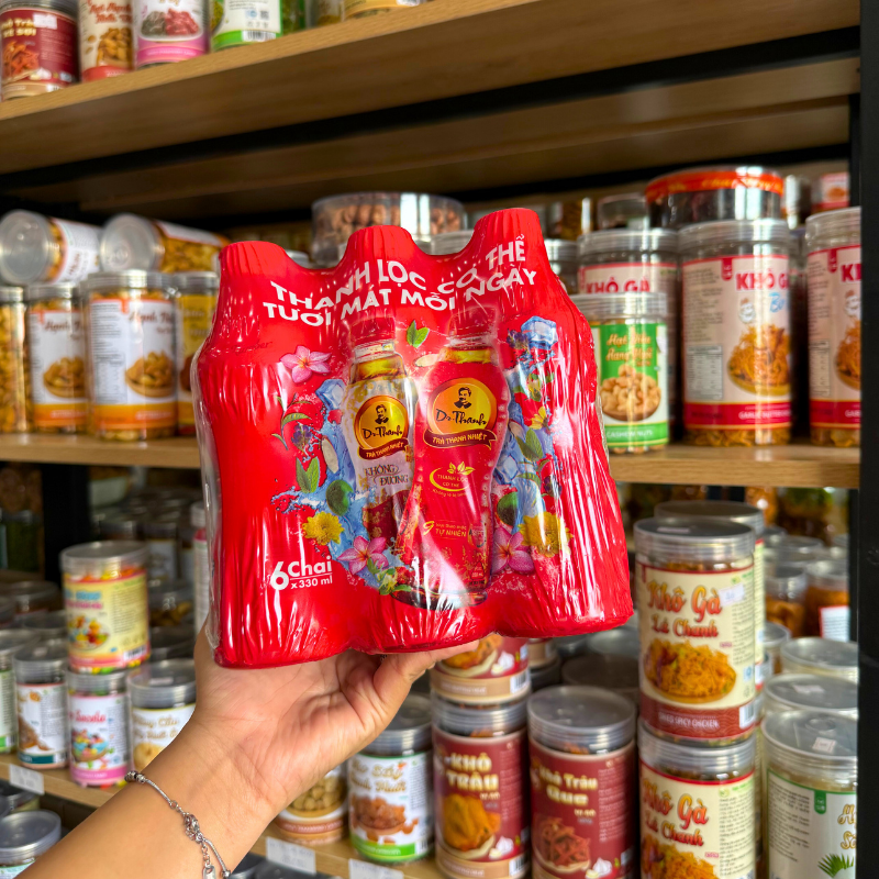 Hình ảnh mặt trước lốc 6 chai trà Dr Thanh dạng chai 330ml