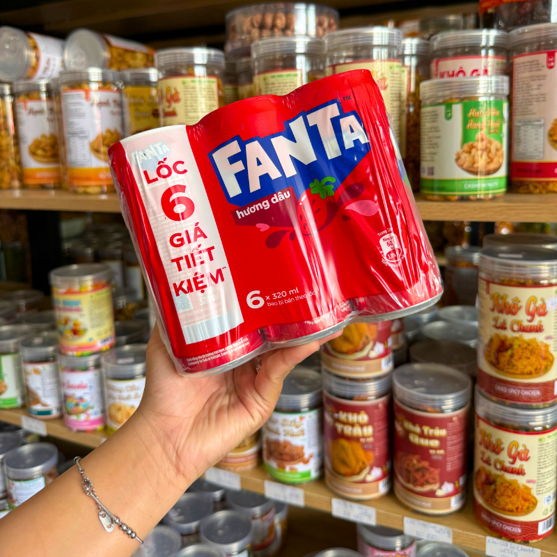 Mặt trước lốc 6 lon Fanta hương dâu