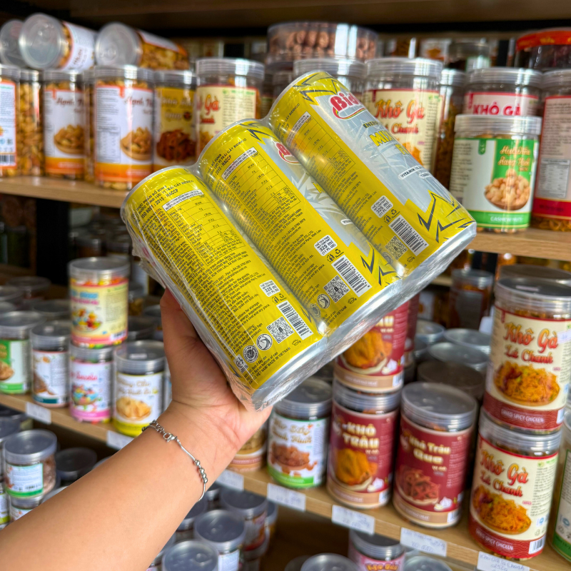 Mặt sau lon với thông tin sản phẩm và thành phần