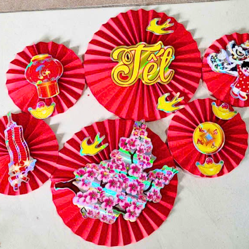 Gợi ý phối quạt chữ Tết và quạt họa tiết hoa để tạo điểm nhấn