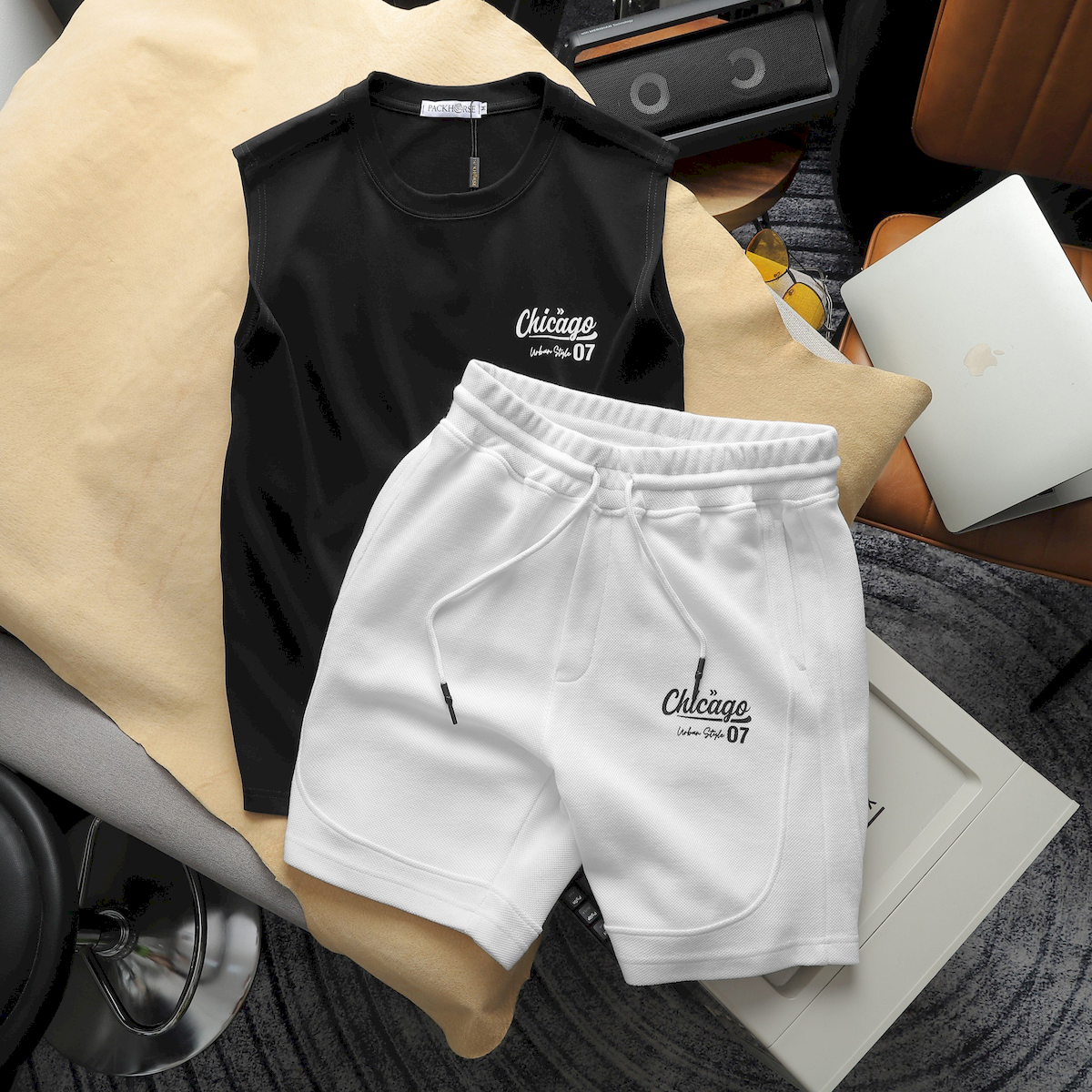 Phối áo ba lỗ đen cùng quần short trắng in chữ Chicago