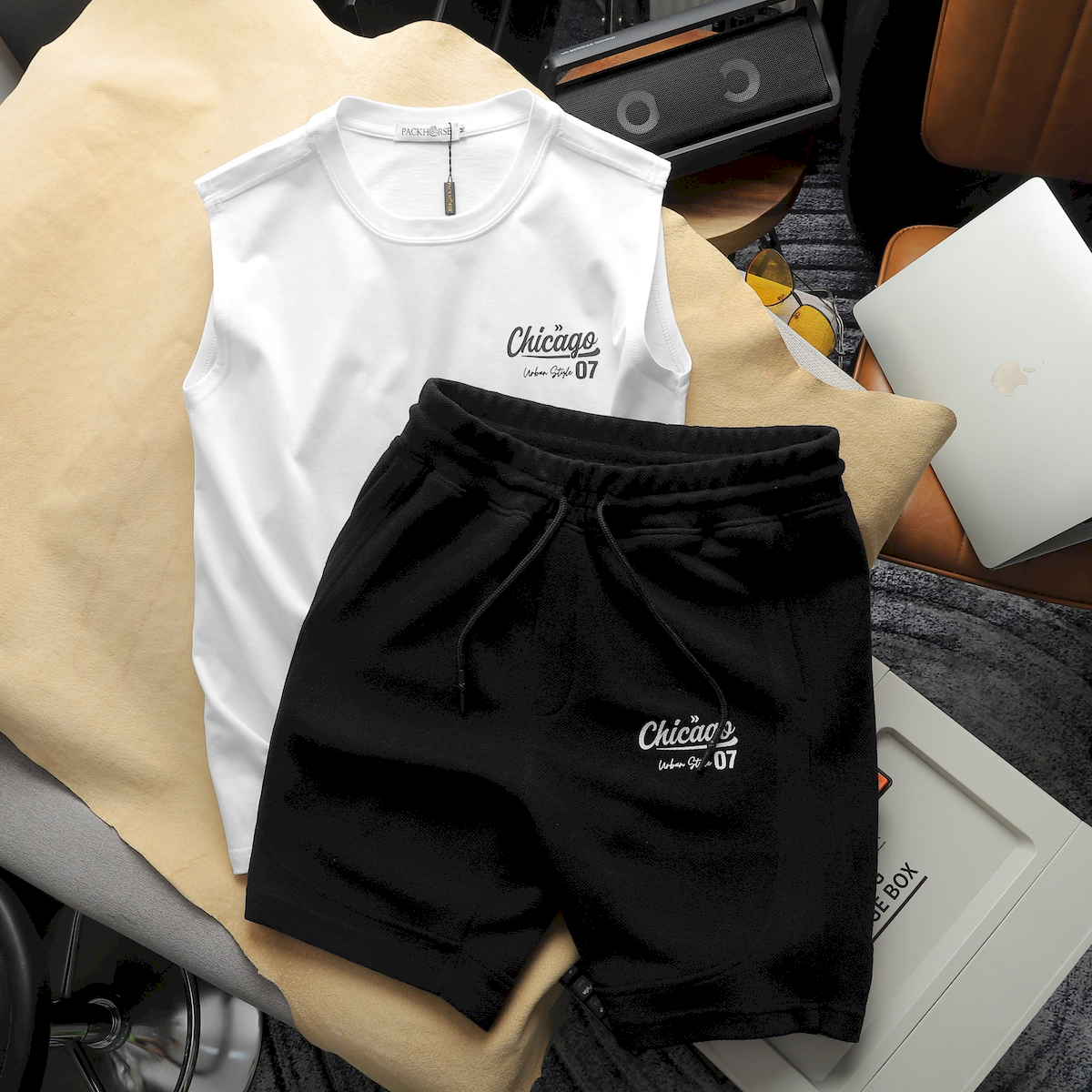 Cách phối áo trắng với quần short đen trẻ trung, gọn gàng