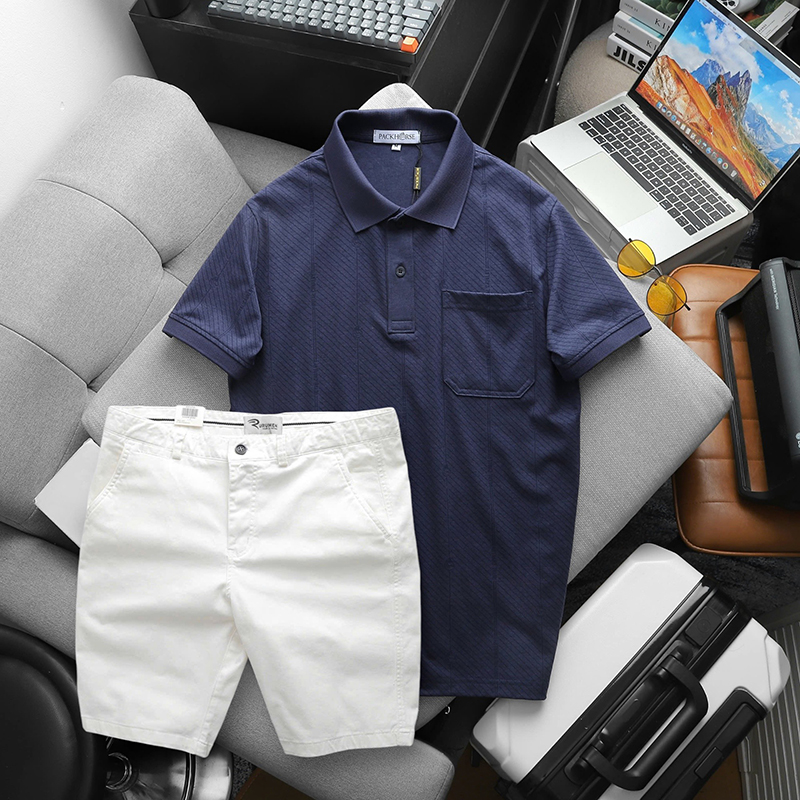 Bộ áo polo có túi phối quần short kaki – phối cảnh thực tế