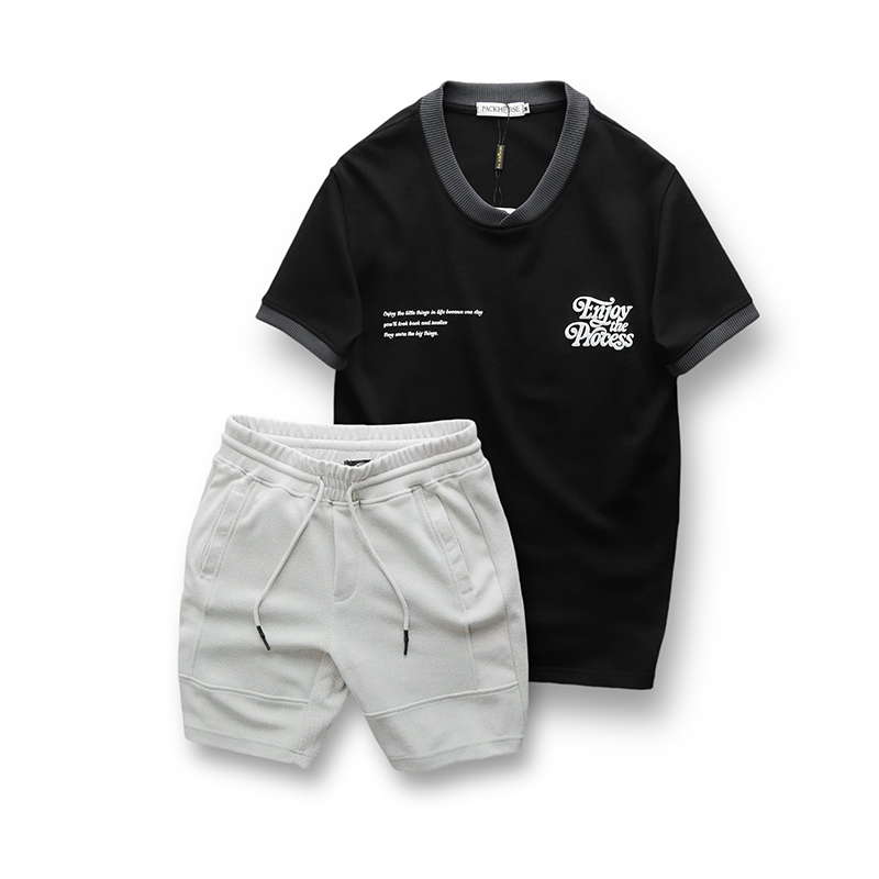Phối áo đen cùng quần short sáng màu trẻ trung